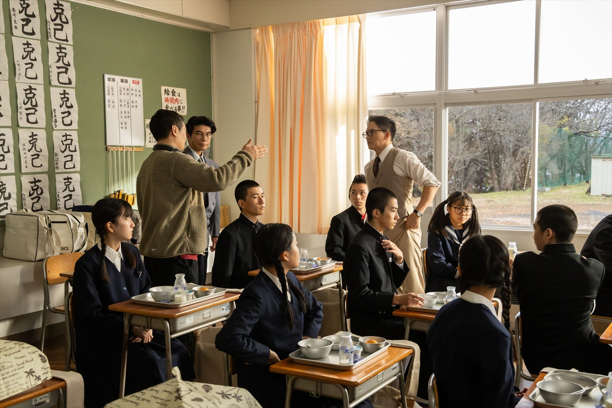 『おいしい給食 炎の修学旅行』メイキング写真到着　入プレ第1弾は「完全燃食」ホログラムステッカー
