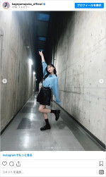 ミニスカコーデを披露した影山優佳　※「影山優佳」インスタグラム
