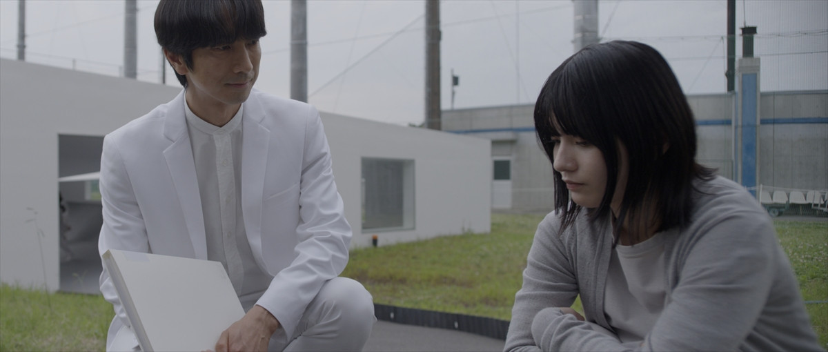 蒔田彩珠主演『消滅世界』、白一色に包まれた“性愛のない”実験都市・エデンを映し出す本編＆メイキング映像解禁