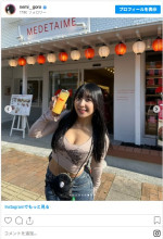 椚マイカ、タイトなデニムパンツ＆Tシャツ姿を公開　※「椚マイカ」インスタグラム