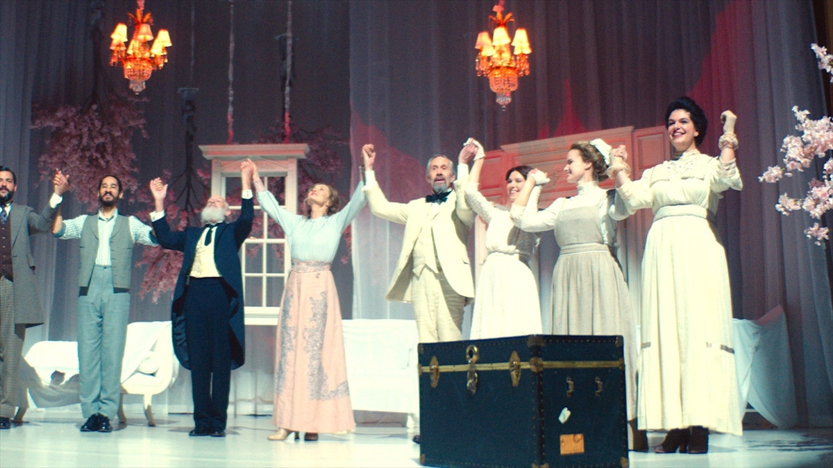 ジェシカ・ラング主演＆キャシー・ベイツ、ピアース・ブロスナン共演　人生賛歌の感動作『喝采』本予告＆場面写真解