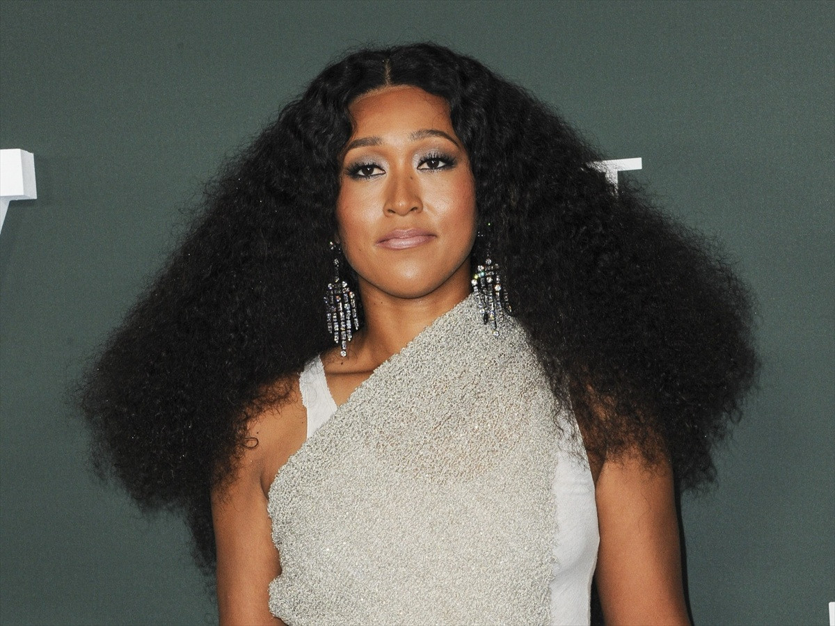 大坂なおみ、背中大胆オープンのミニドレスで休暇を満喫