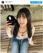 椚マイカ、タイトなデニムパンツ＆Tシャツ姿を公開　※「椚マイカ」インスタグラム