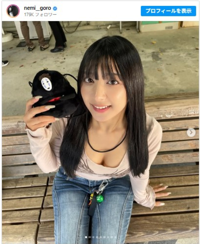 椚マイカ、タイトなデニムパンツ＆Tシャツ姿を公開　※「椚マイカ」インスタグラム