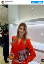 スタイリッシュ！　真紅のジャケット＆パンツのセットアップがカッコいいマギー　※「マギー」インスタグラム