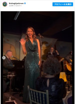 ヒューに気づいて手を振るサットン・フォスター　※「ヒュー・ジャックマン」インスタグラム