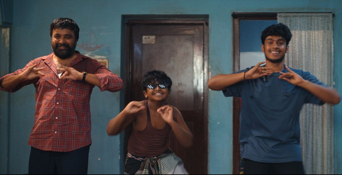 シビアな現実も笑って、踊って乗り越える！　インド映画『ツーリストファミリー』予告＆ビジュアル解禁