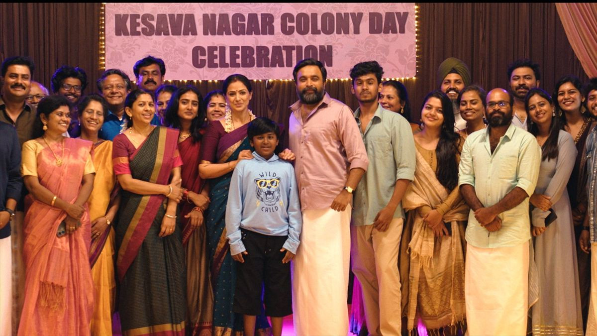 シビアな現実も笑って、踊って乗り越える！　インド映画『ツーリストファミリー』予告＆ビジュアル解禁