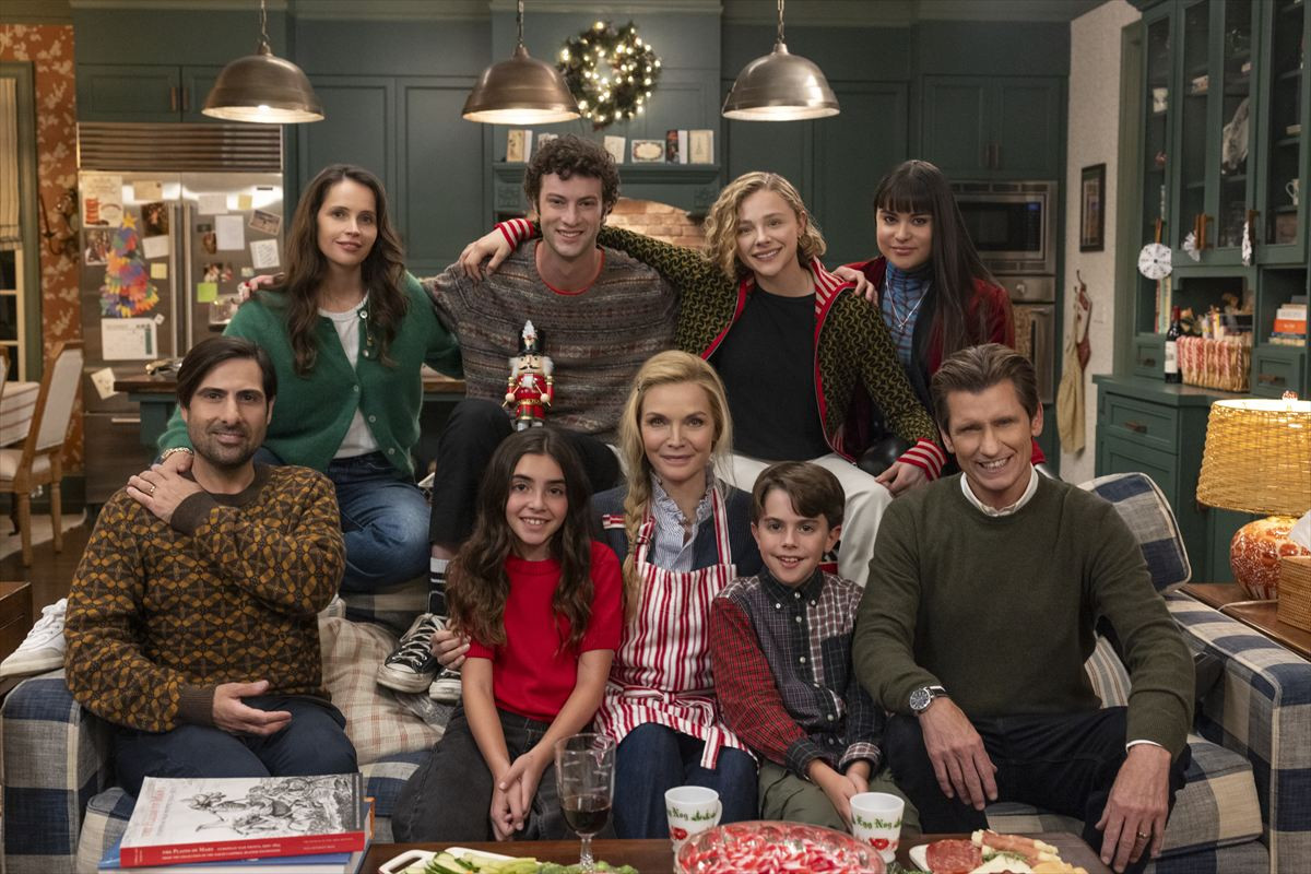 ミシェル・ファイファー、クロエ・グレース・モレッツ、エヴァ・ロンゴリア共演！『なんて楽しいクリスマス！』12.3配信開始