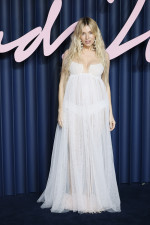 シエナ・ミラー43歳、15歳年下恋人との子どもを妊娠　ふっくらお腹のシースルードレスで公表