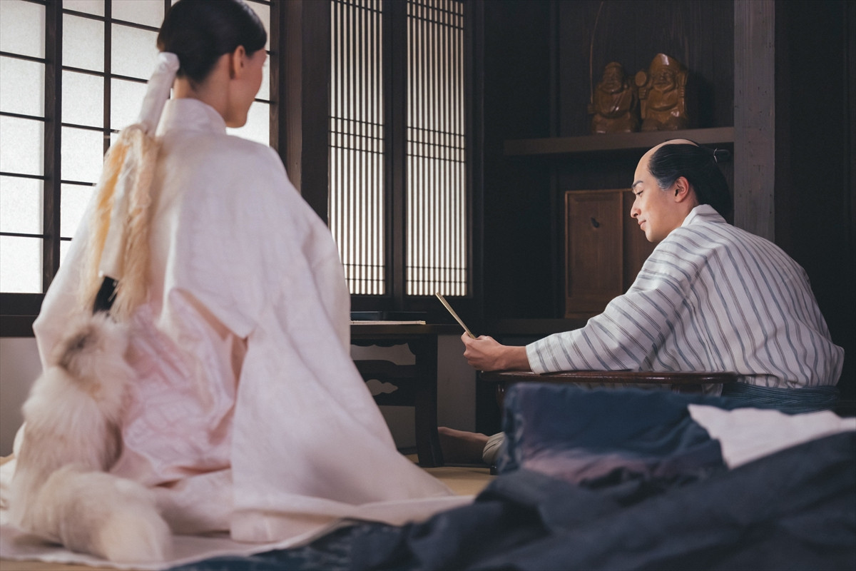 綾瀬はるか、『べらぼう』最終回に登場！　巫女姿で蔦重に“死のお告げ”