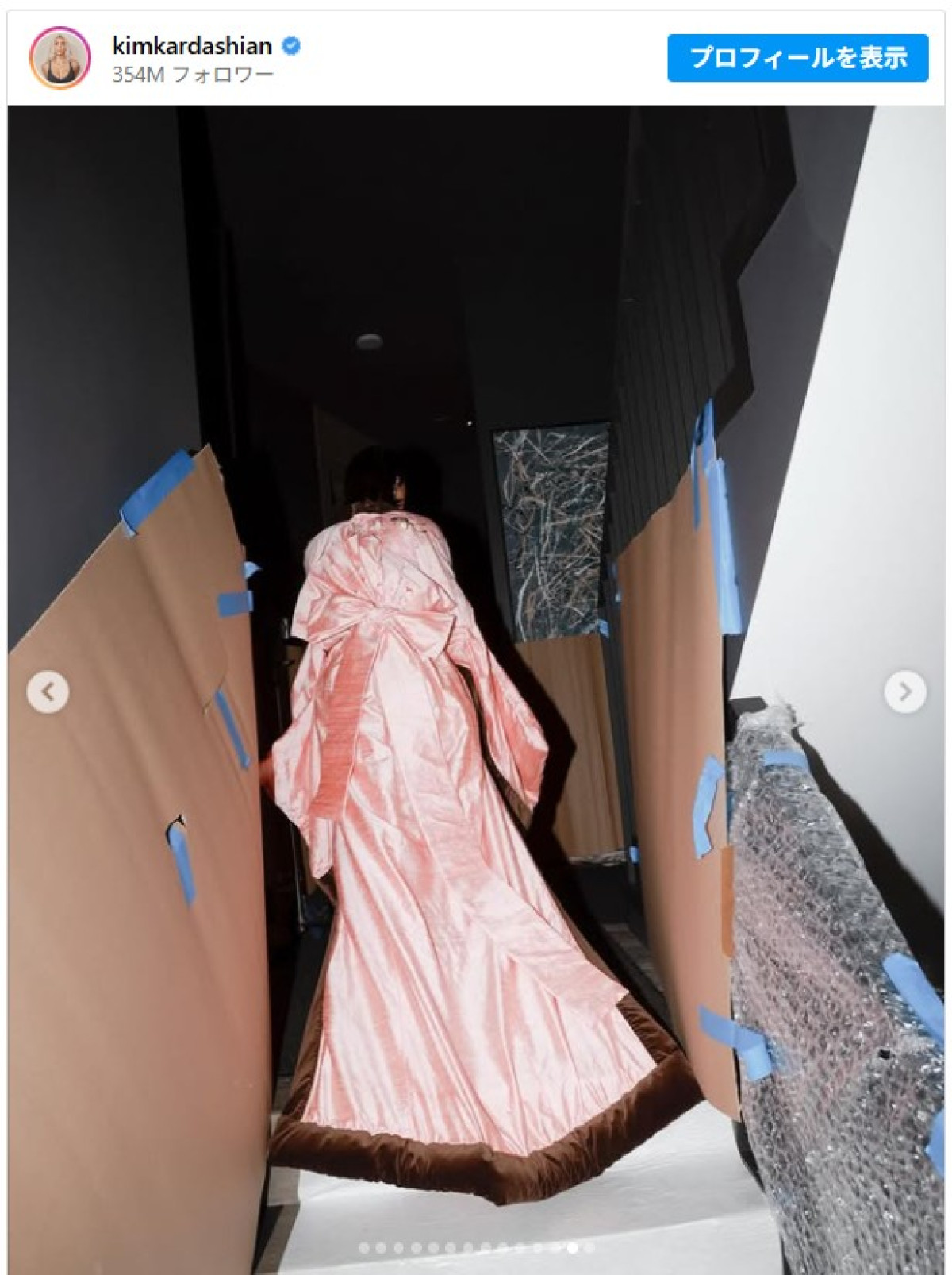 キム・カーダシアンが着物風ドレスを披露　6年前に文化の盗用で批判も