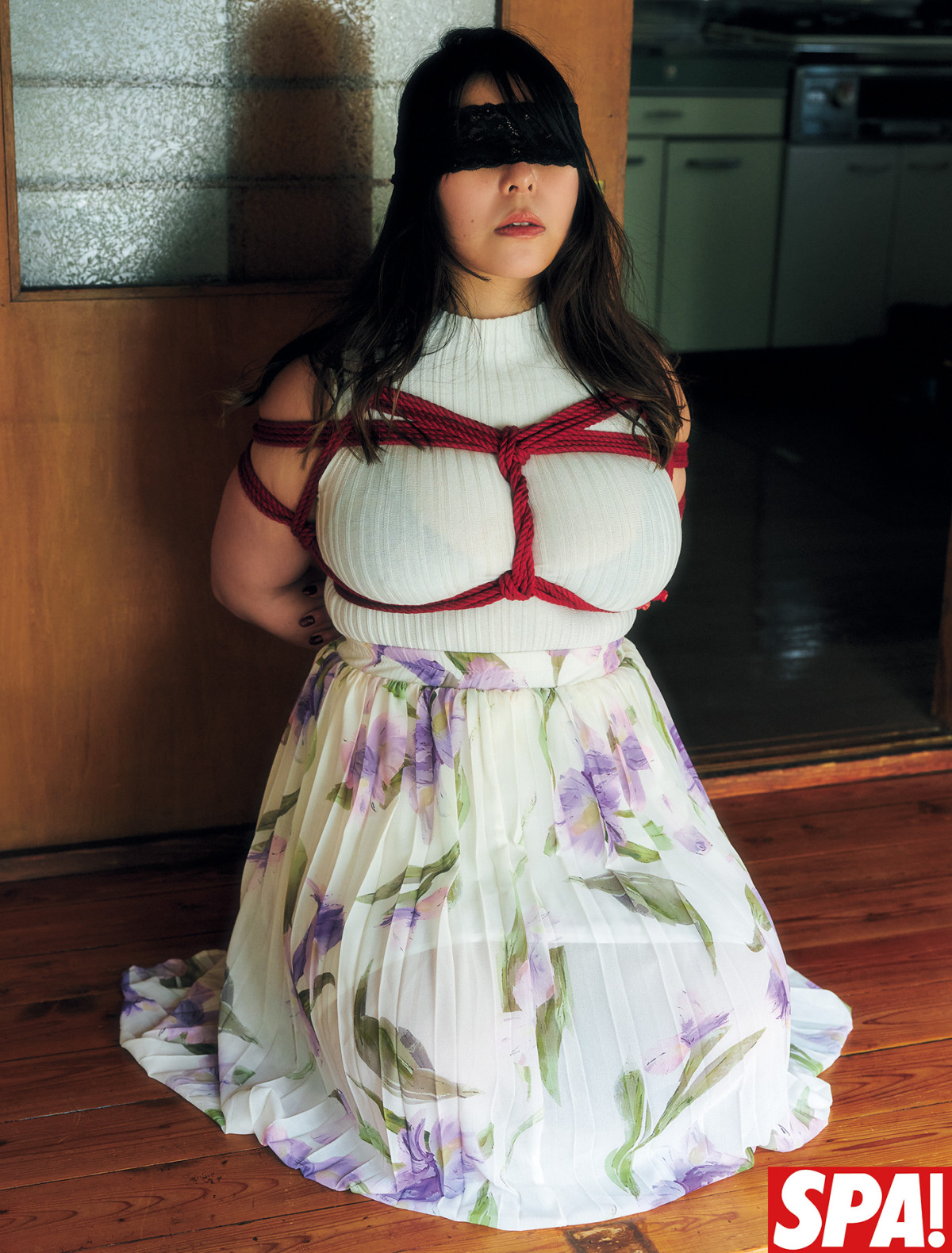 日本最強のグラビア姉妹が表紙！　小悪魔な姉＆天使の妹が美の競演