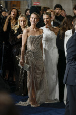 （左から）レディ・アメリア・スペンサー＆レディ・エリザ・スペンサー、「ファッション・アワード2025」にて