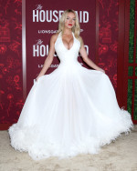 豊胸疑惑を否定したシドニー・スウィーニー、純白の大胆ドレスで登場