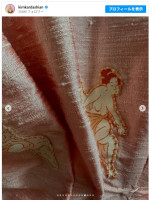 着物風ドレスを披露　※「キム・カーダシアン」インスタグラム