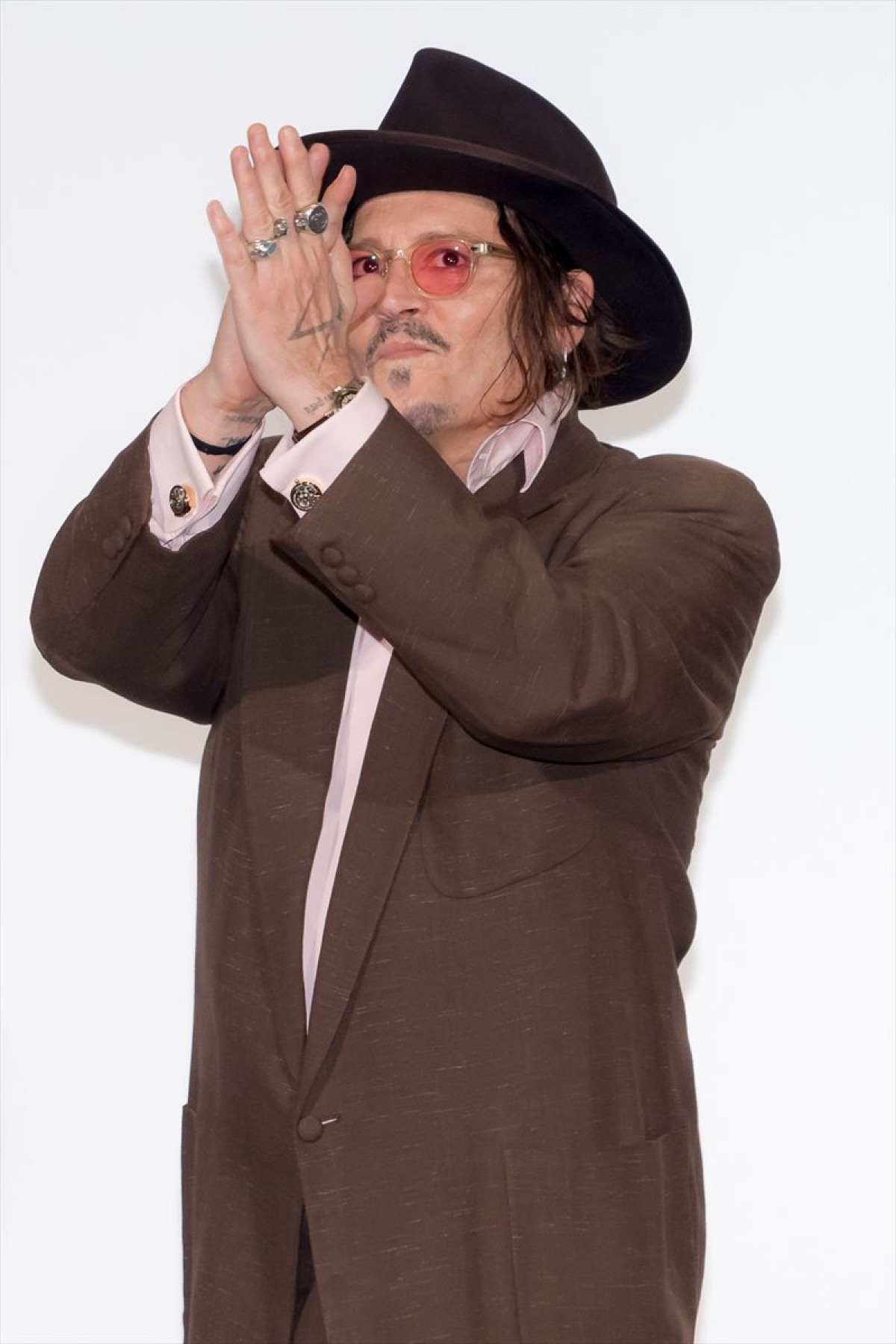 ジョニー・デップ、8年半ぶりの来日で「今度はもっと早く日本に戻ってきたい」　赤西仁がサプライズで登場