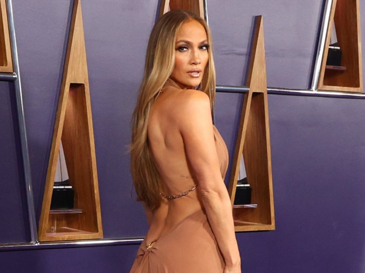 ジェニファー・ロペス、ベン・アフレックとペアで入れたタトゥーを除去