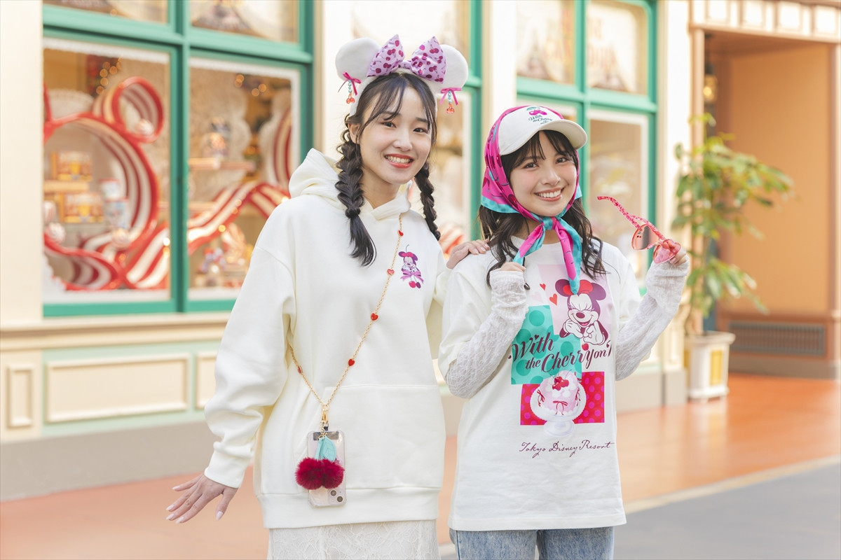 20251223_ケーキにさくらんぼを飾るミニーマウスがデザインされた大人かわいいグッズ