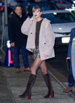 ミニスカートルックでスタジオ入りするテイラー・スウィフト