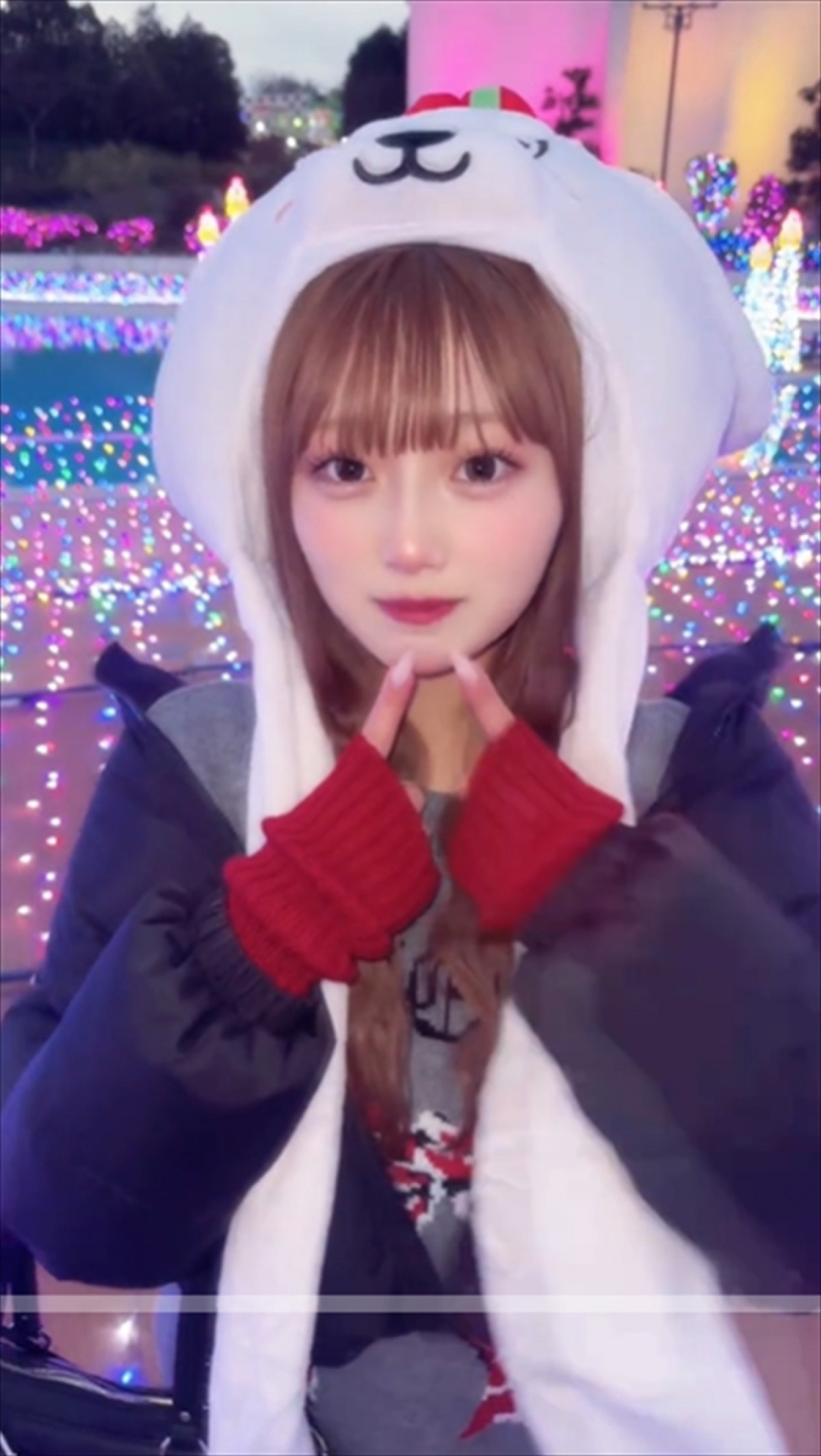 辻希美の17歳娘、ミニスカ美スタイルで「イルミネーション」満喫　フォロワー275万人に