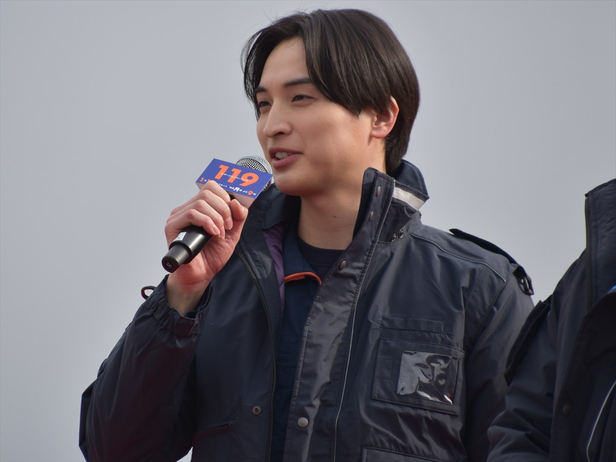 清野菜名、瀬戸康史、佐藤浩市らが消防局の出初式にサプライズ登場！　ドラマ『１１９エマージェンシーコール』をアピール