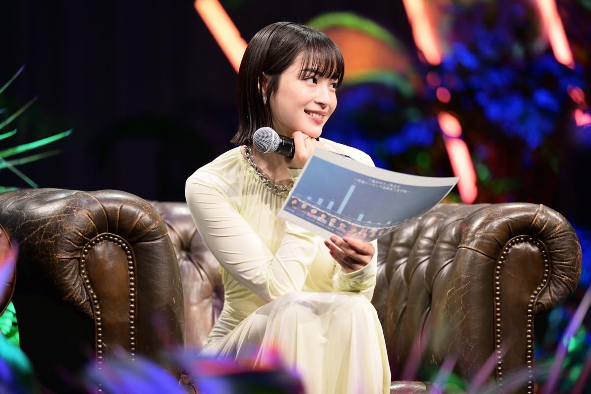 広瀬すず、白ドレスで街中に登場　“食いしん坊ぶり”を明かされる「おいしいんですもん」