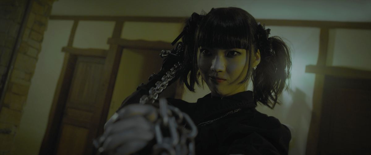 村重杏奈主演『悪鬼のウイルス』、鎖使いのゴスロリ女子＆鉄パイプを構える女子高生が勇ましい！　新カット解禁