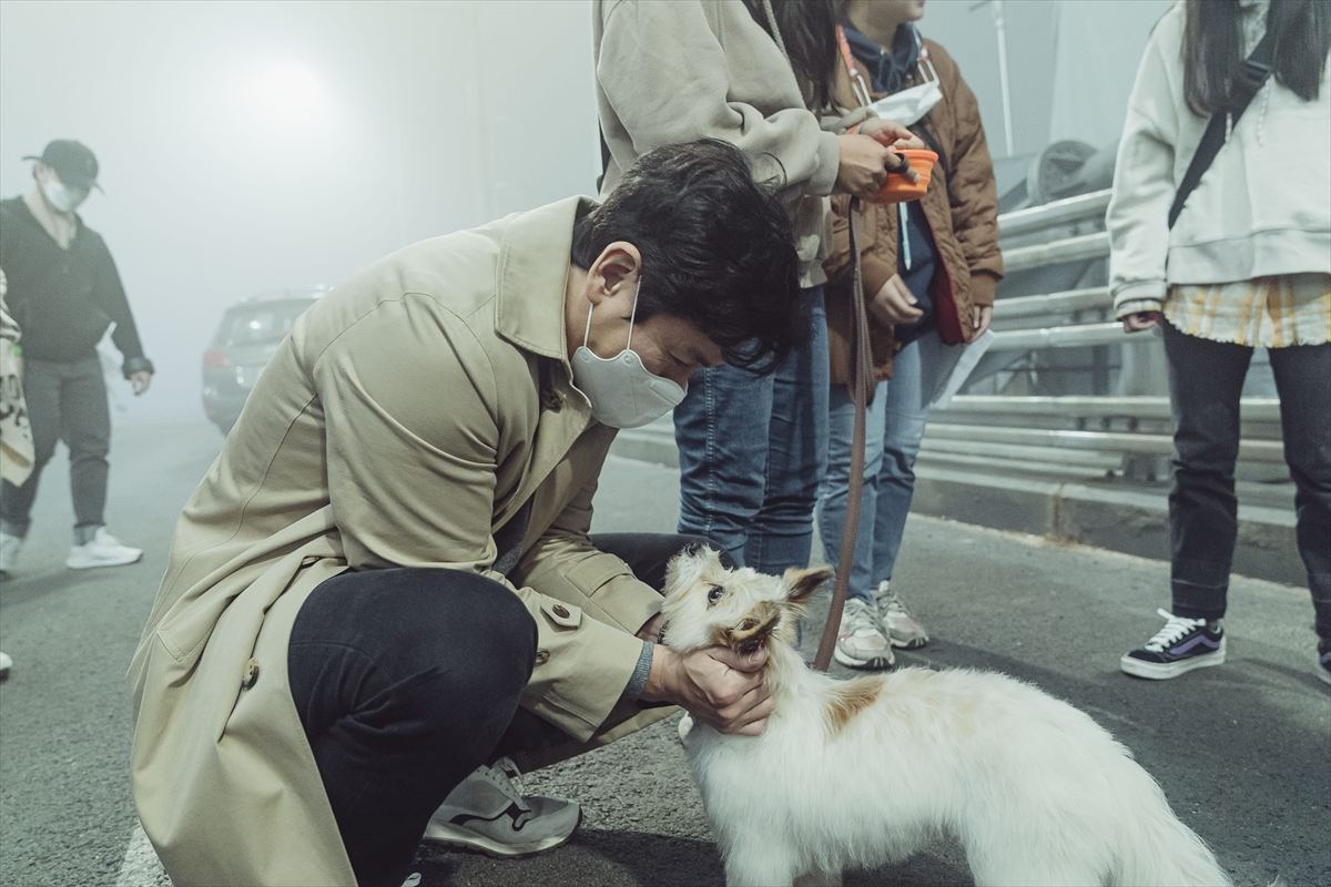 韓国パニック『プロジェクト・サイレンス』、犬の安否判明！　キュートな場面写真＆メイキングカット公開