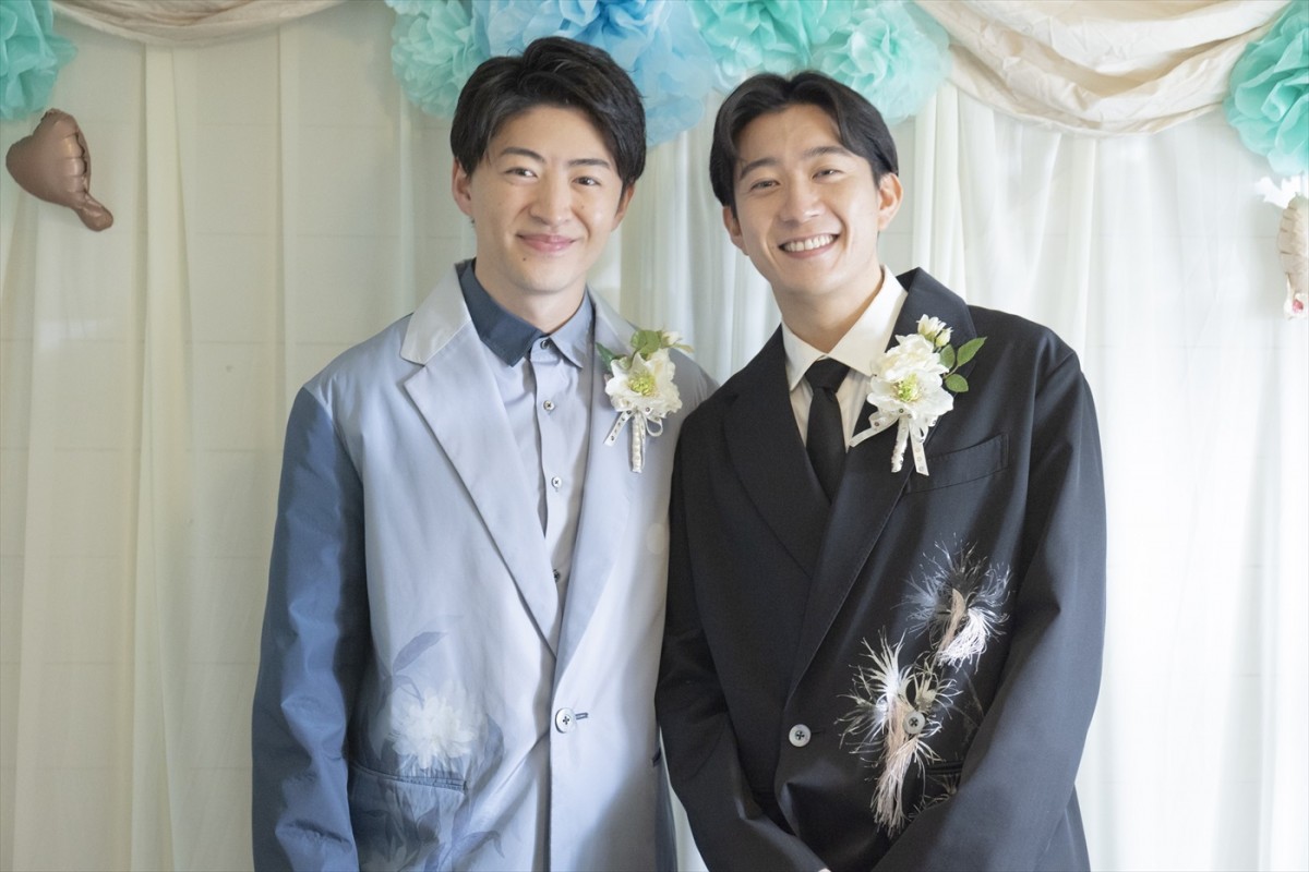 ドラマ『日本一の最低男 ※私の家族はニセモノだった』第2話にて同性カップルを演じる(左から)佐野玲於、中井大