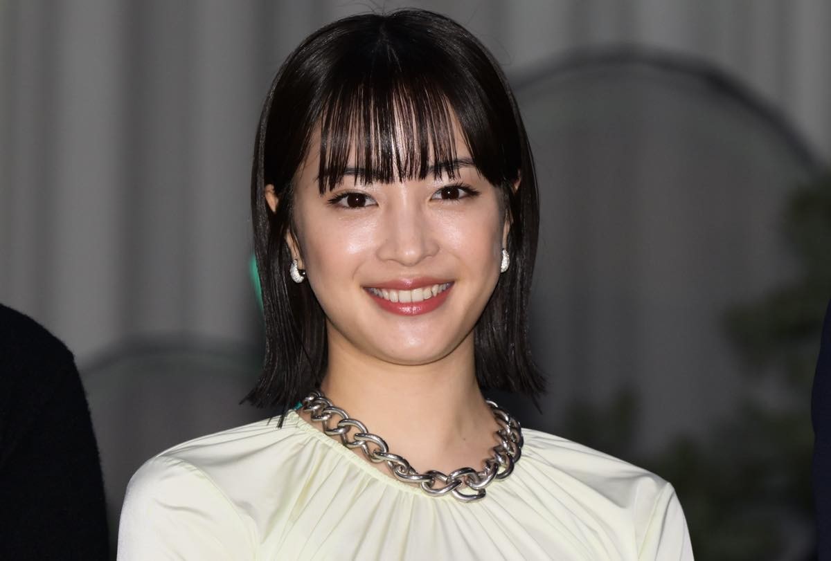 広瀬すず、白ドレスで街中に登場　“食いしん坊ぶり”を明かされる「おいしいんですもん」