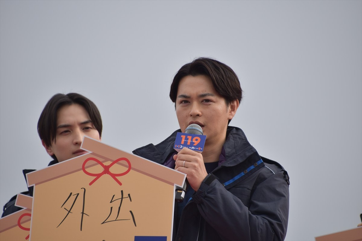 清野菜名、瀬戸康史、佐藤浩市らが消防局の出初式にサプライズ登場！　ドラマ『１１９エマージェンシーコール』をアピール