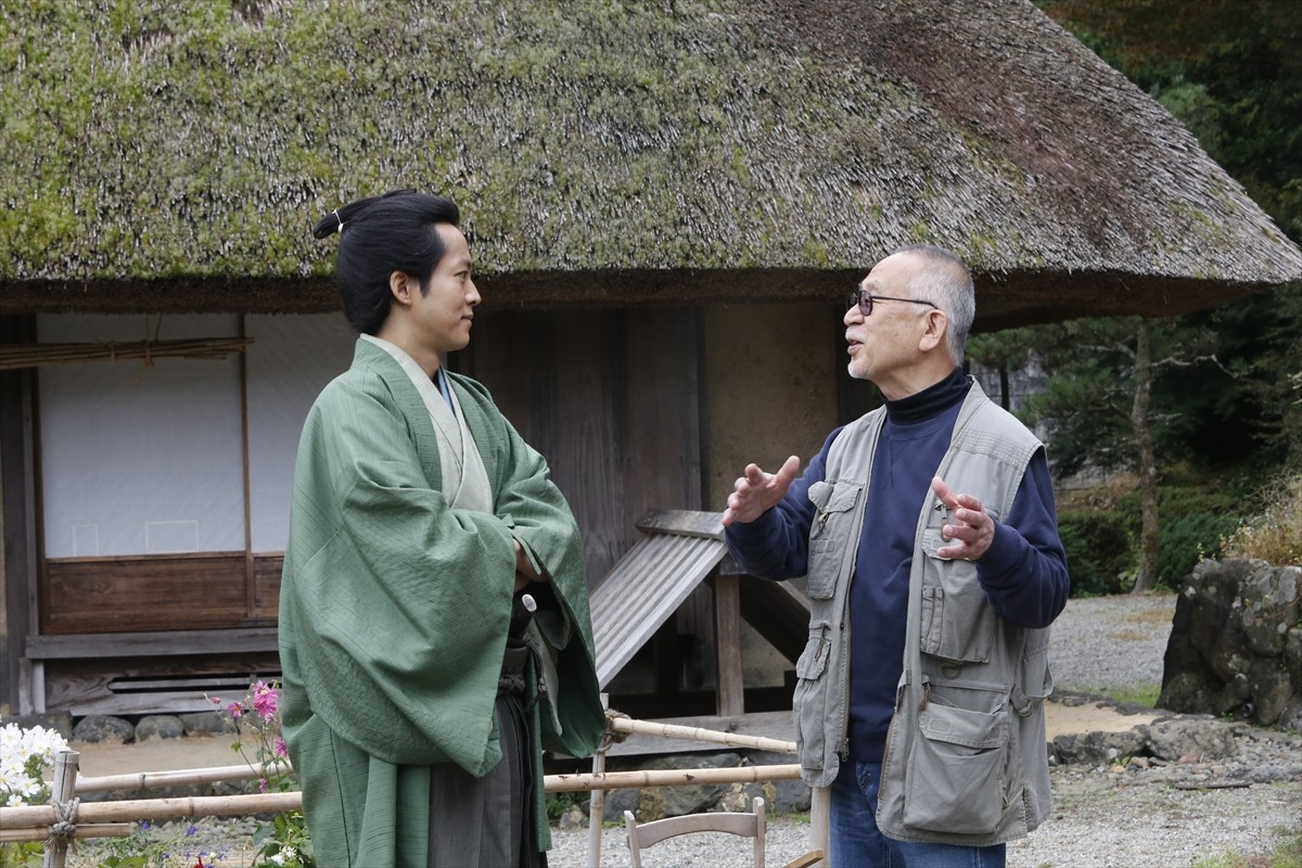 松坂桃李「映画の神様に愛された現場」　『雪の花』名匠・小泉堯史監督とキャストのメイキングカット公開