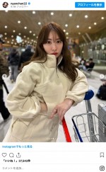 小嶋陽菜、美脚際立つ黒タイツのフライトコーデ披露　※「小嶋陽菜」インスタグラム