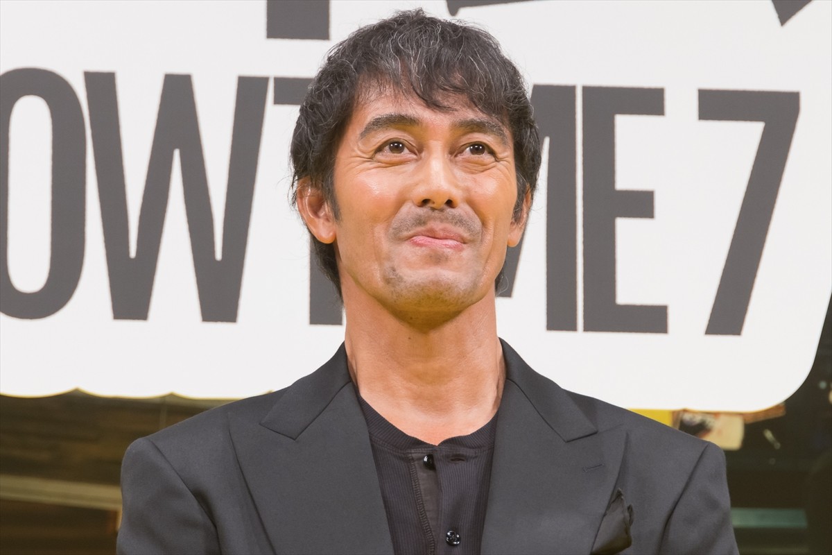 阿部寛、初のキャスター役でセリフ量は“過去最高”　生見愛瑠「信じられないぐらいのセリフ量を一発でこなされていた」