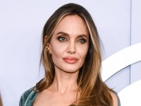 大々的に山火事支援をアピールしたヘンリー王子＆メーガン妃、ひっそり支援のアンジェリーナ・ジョリーと比べられる