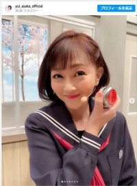 浅香唯と言えばなセーラー服にヨーヨーショット　※「浅香唯」インスタグラム
