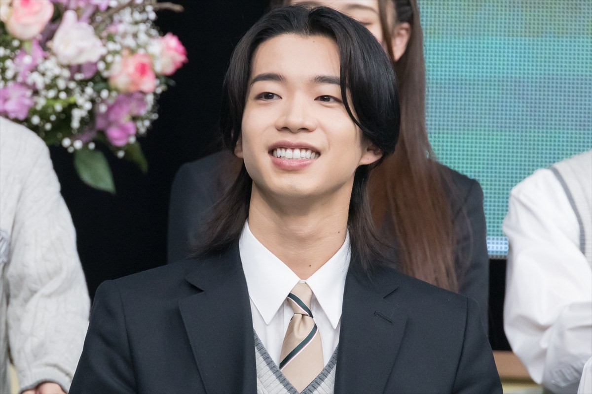 松坂桃李＆吉岡里帆、生徒役・奥平大兼の暴露に「見られてる（笑）」「恥ずかしい」