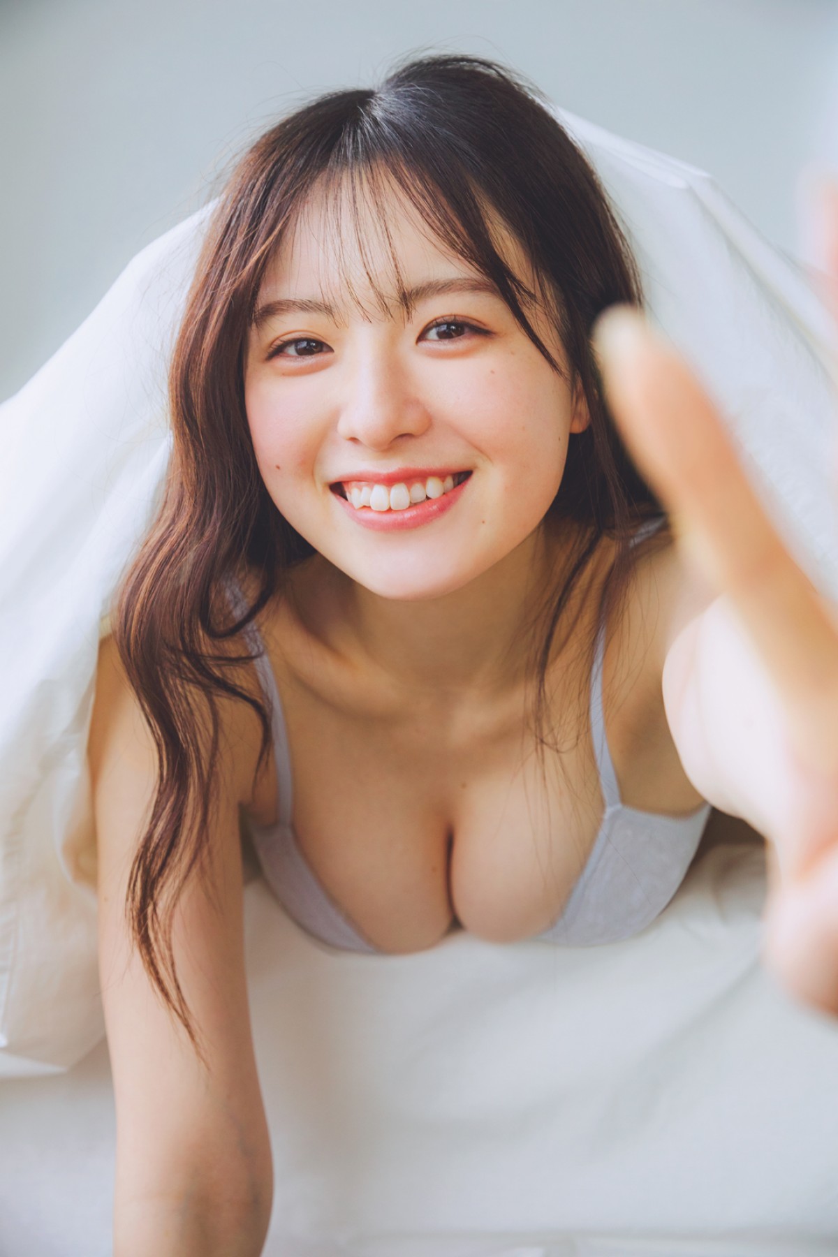 “秋元康プロデュース”のニューフェイスが初グラビア、マシュマロボディの23歳美女も