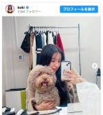 愛犬との2ショットで笑顔を見せるKoki,　※「Koki,」インスタグラム