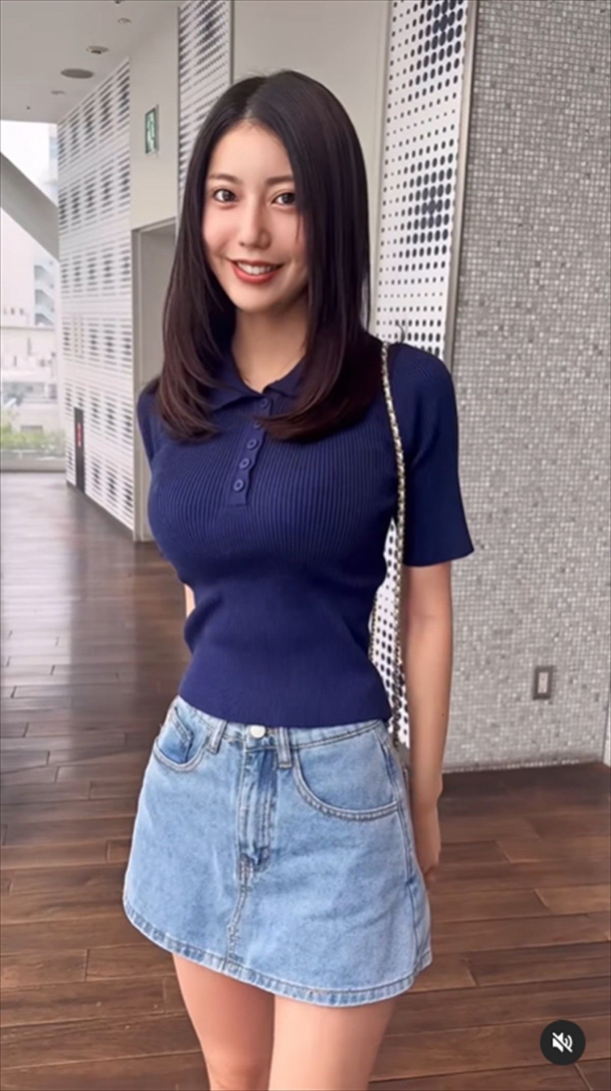 「え！」「加工じゃないの!?」美女たちの“美クビレ”に衝撃！　“令和の峰不二子”阿部なつき、岡田紗佳らが話題