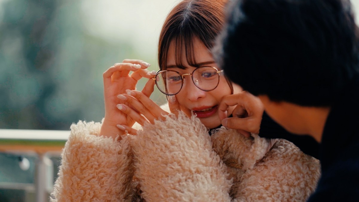 5代目バチェラー、ショーダンサー美女に密着されデレデレ「すごいドキドキする」