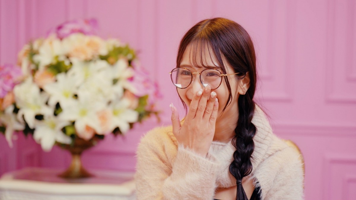 5代目バチェラー、ショーダンサー美女に密着されデレデレ「すごいドキドキする」