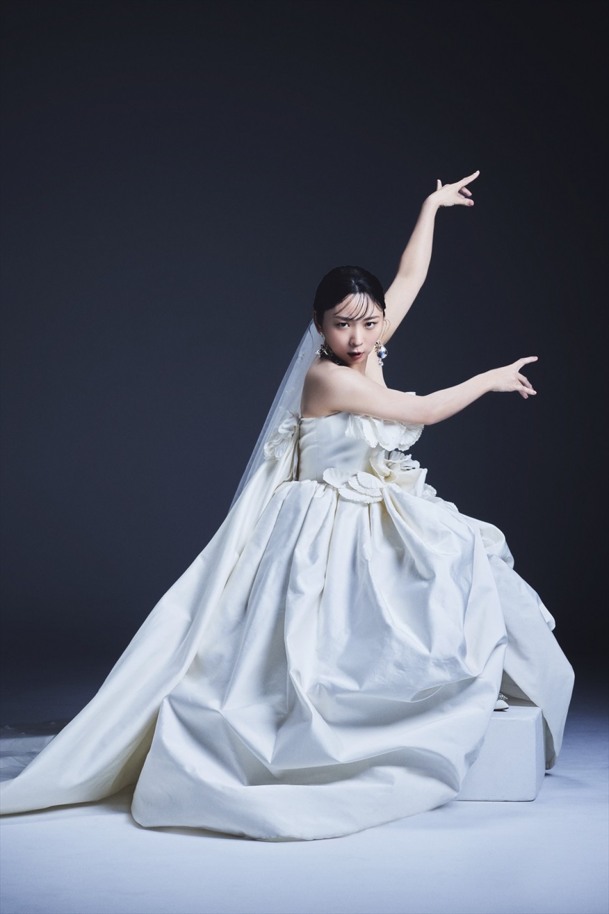 アンゴラ村長、『ゼクシィ』4月号で大人かわいい花嫁に大変身！　結婚願望は超具体的？