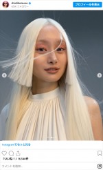 忽那汐里、ホワイトヘアー姿　※「忽那汐里」インスタグラム