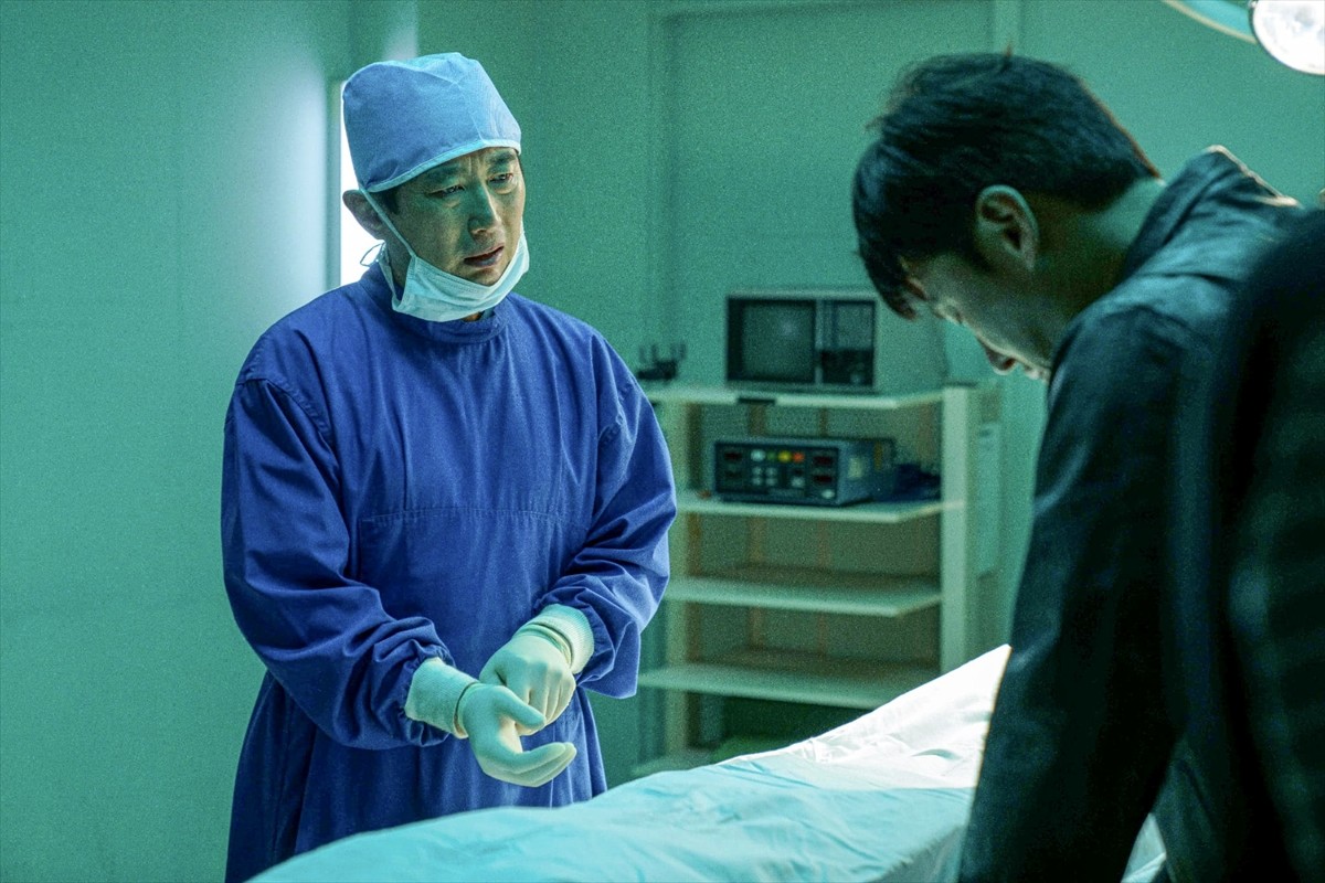 刑事姿の殺人⻤からの脅迫――最愛の妻と娘に魔の手が忍び寄る！　映画『デビルズ・ゲーム』本編映像