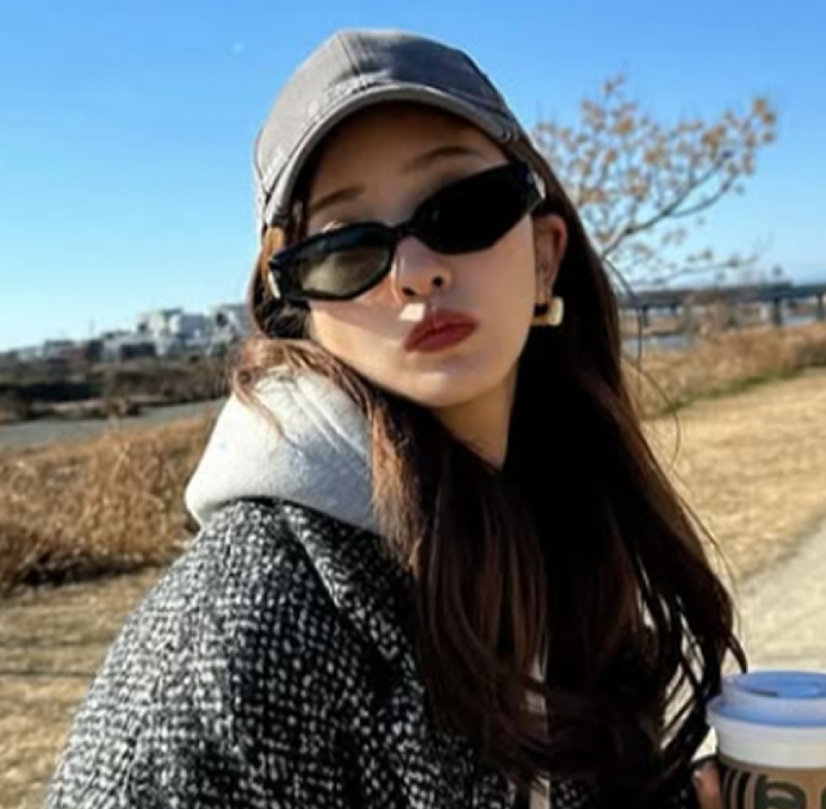 板野友美、ハイブランドコーデ　※「板野友美」インスタグラム