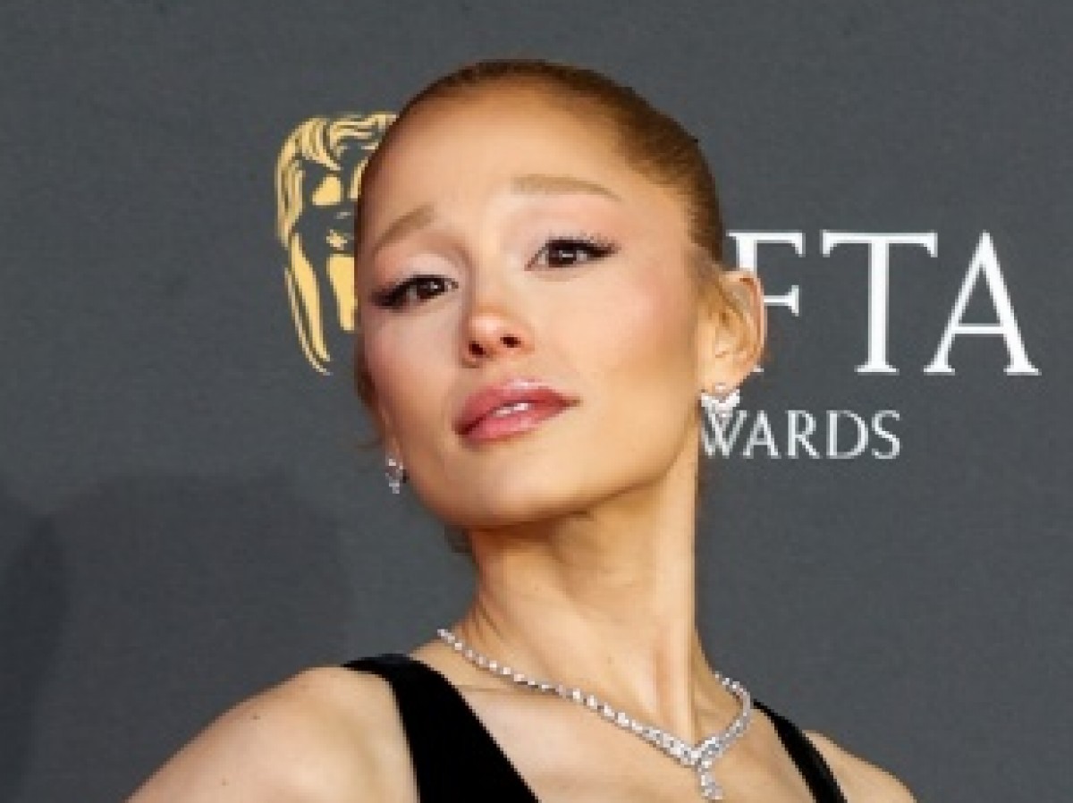 アリアナ・グランデ、SAG賞で撮影した恋人イーサン・スレーターとのツーショットをシェア