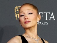 アリアナ・グランデ、SAG賞で撮影した恋人イーサン・スレーターとのツーショットをシェア