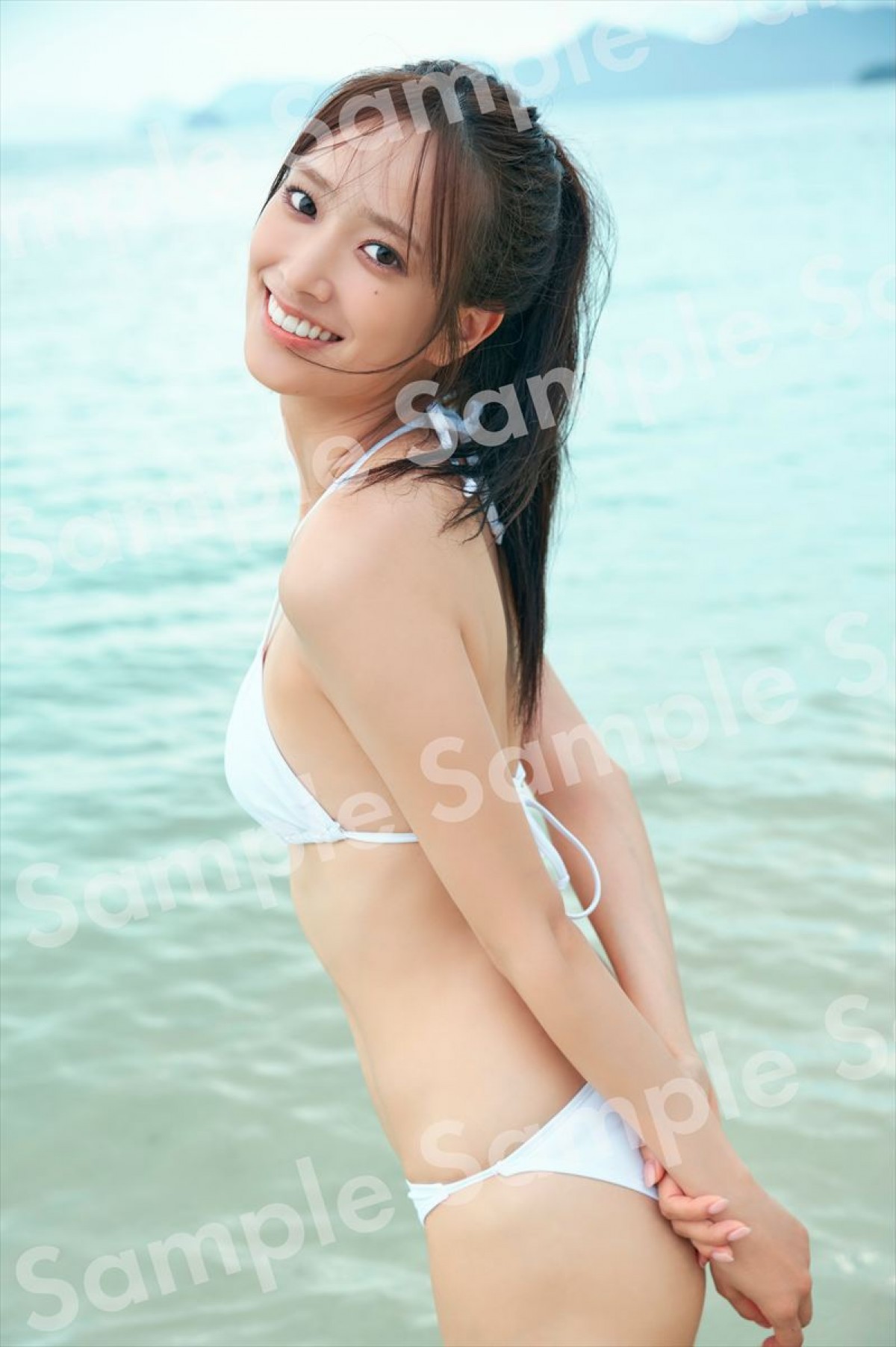 日向坂46・佐々木久美、自然感じる艶やかな赤ワンピカット　1st写真集先行カット第5弾公開